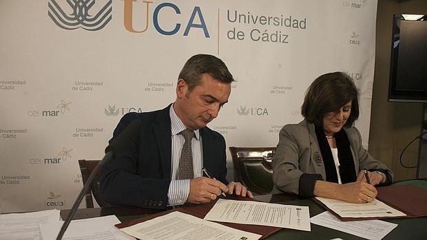 El rector de la UCA y la consejera de Igualdad firman el convenio